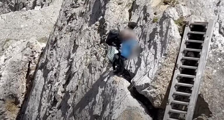 Video sorgt für Empörung: Mit Baby im Arm ungesichert am Klettersteig