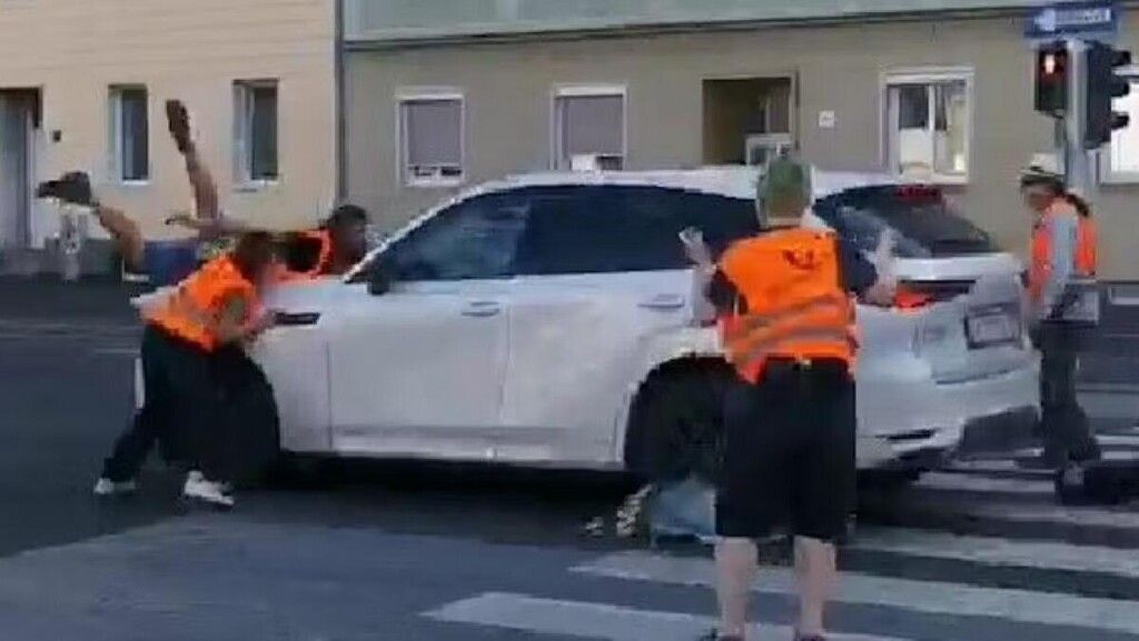 Blockade ignoriert: Autofahrer fährt Klimaaktivisten an