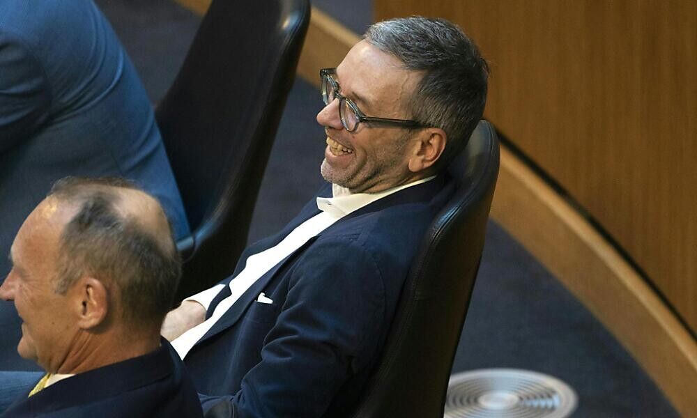 FPÖ dominiert weiterhin die Umfragen