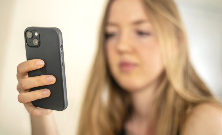 junge Frau, 23, schaut in ihr Smartphone, liest SMS, München, 06. Mai 2022 DEU, Deutschland, Muenchen, 6. Mai 2022, junge Frau schaut in ihr Smartphone, am Handy, SMS, WhatsApp Nachrichten lesen, Flatrate, Internet, Internetverbindung, WLAN, Kommunikation, Verbindung, Digitalisierung, allein, jung, Mensch, privat, Pandemie, Covid19, Bayern, bayerisch, bayerische, Dezember, 2021, Querformat, *** young woman, 23, looking into her smartphone, reading SMS, Munich, 06 May 2022 DEU, Germany, Munich, 6 May 2022, young woman looking into her smartphone, on cell phone, SMS, reading WhatsApp messages, flat rate, internet, internet connection, WLAN, communication, connection, digitalization, alone, young, human, private, pandemic, Covid19, Bavaria, B