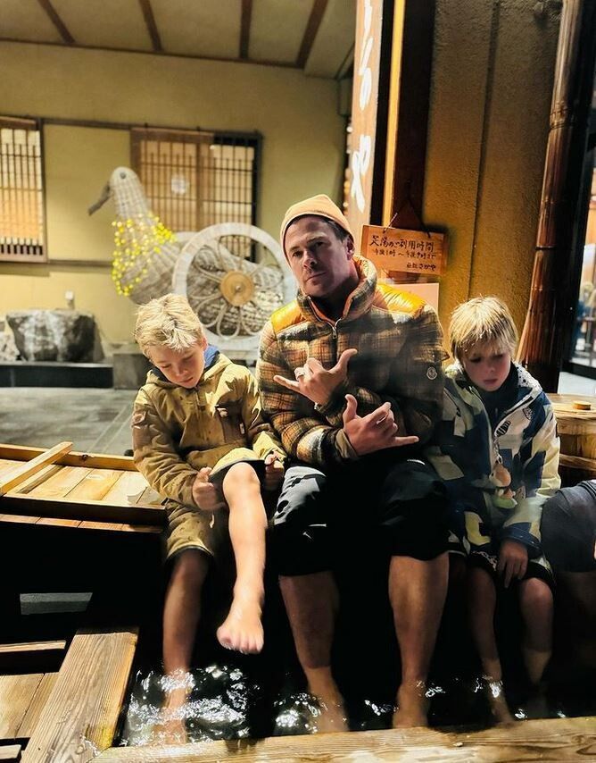 Marvel-Star Chris Hemsworth tourt derzeit mit seiner Familie durch Japan. Er teilt einige Schnappschüsse der Rundreise auf Instagram.