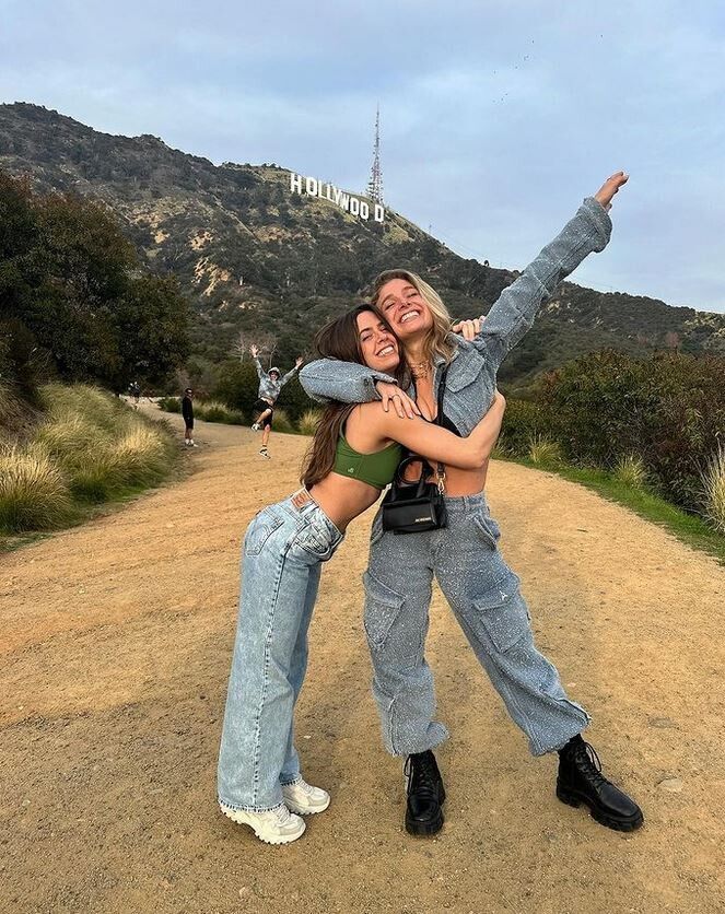 Moderatorin Lola Weippert und Sängerin Vanessa Mai urlauben in Los Angeles. Sie posteten einige Schnappschüsse aus der „City of Angels“, unter anderem beim berühmten Hollywood-Schild.