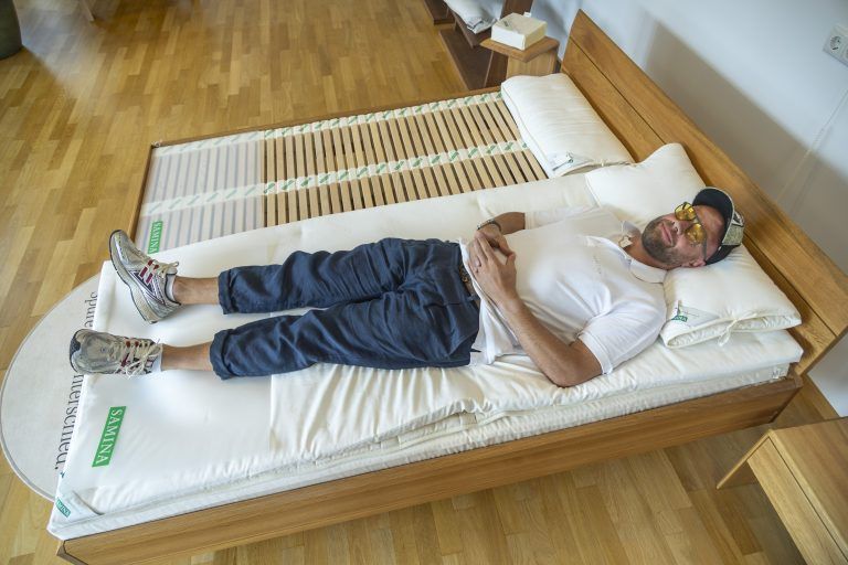 Wie schlafe ich gut Schlafexperte im Samina recovery Center Philipp Amann