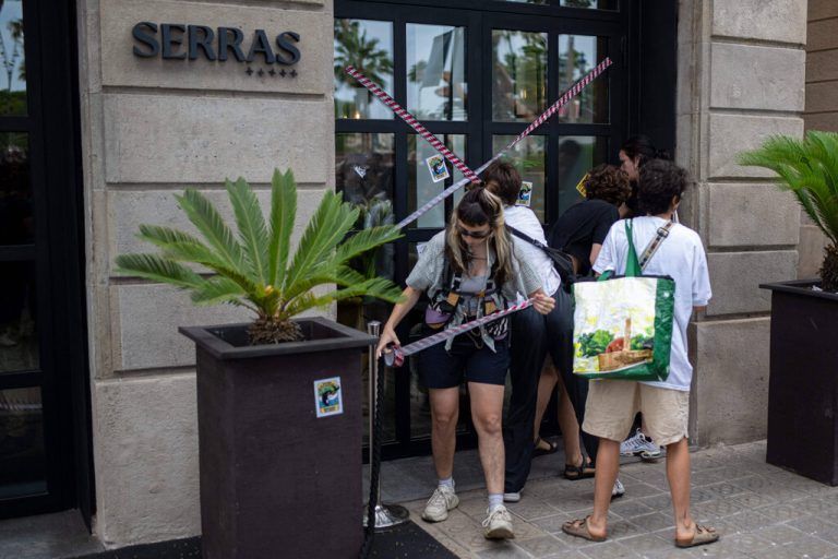 Residents Protest Against Mass Tourism - Barcelona Several people protest in front of a hotel during a demonstration against mass tourism, July 6, 2024, in Barcelona, Catalonia, Spain. Some 2,800 people, according to the City Council, have demonstrated in the center of Barcelona against mass tourism, under the slogan Enough. Let s put a limit to tourism . The demonstrators declared that there is a tourist industry that has enormous negative impacts, in labor, social and environmental terms . Photo by Lorena Sopena/Europa Press/ABACAPRESS.COM Barcelona Spain PUBLICATIONxNOTxINxFRAxUK Copyright: xEuropaxPress/ABACAx