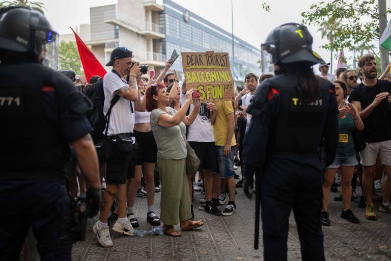 Residents Protest Against Mass Tourism - Barcelona Several people during a demonstration against mass tourism, on July 6, 2024, in Barcelona, Catalonia, Spain. Some 2,800 people, according to the City Council, have demonstrated in the center of Barcelona against mass tourism, under the slogan Enough. Let s put a limit to tourism . The demonstrators declared that there is a tourist industry that has enormous negative impacts, in labor, social and environmental terms . Photo by Lorena Sopena/Europa Press/ABACAPRESS.COM Barcelona Spain PUBLICATIONxNOTxINxFRAxUK Copyright: xEuropaxPress/ABACAx