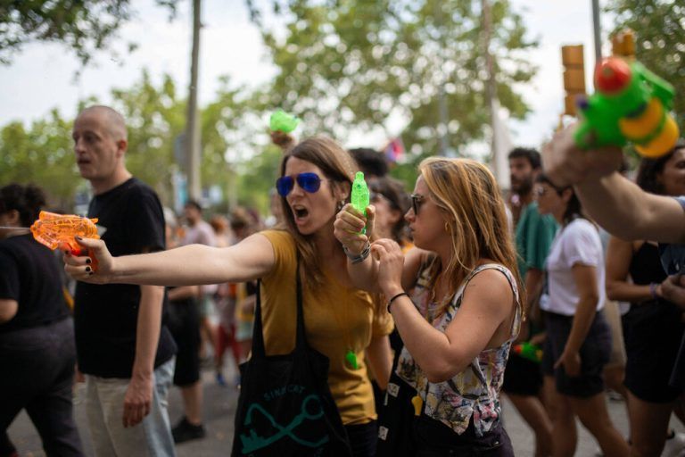 Residents Protest Against Mass Tourism - Barcelona Two women during a demonstration against mass tourism, on July 6, 2024, in Barcelona, Catalonia, Spain. Some 2,800 people, according to the City Council, have demonstrated in the center of Barcelona against mass tourism, under the slogan Enough. Let s put a limit to tourism . The demonstrators declared that there is a tourist industry that has enormous negative impacts, in labor, social and environmental terms . Photo by Lorena Sopena/Europa Press/ABACAPRESS.COM Barcelona Spain PUBLICATIONxNOTxINxFRAxUK Copyright: xEuropaxPress/ABACAx