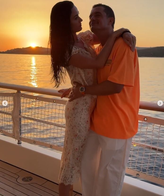 Sängerin Katy Perry turtelt mit Partner Orlando Bloom in romantischer Kulisse auf einem Boot