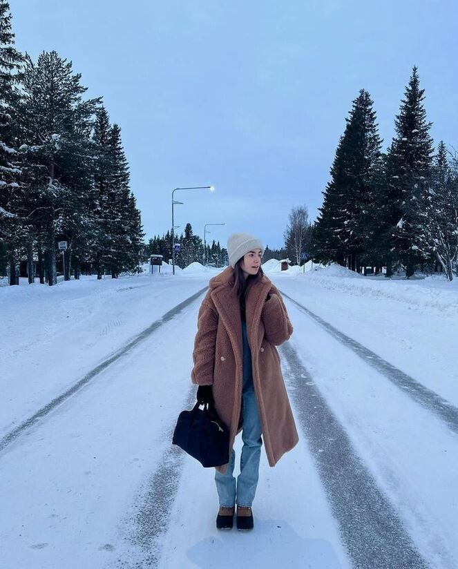 Schauspielerin Lily Collins machte kürzlich Skandinavien unsicher. Der „Emily in Paris“-Star war in Schweden unterwegs und besuchte ein Eishotel.
