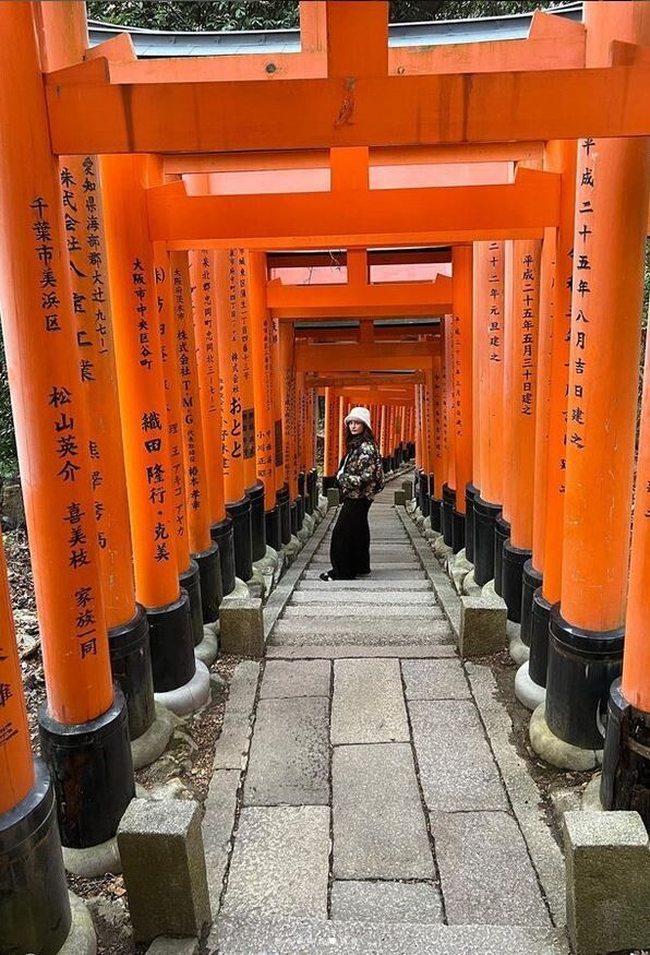 Schauspielerin Lily James tourt derzeit durch Japan und zeigt sich begeistert von der asiatischen Kultur.