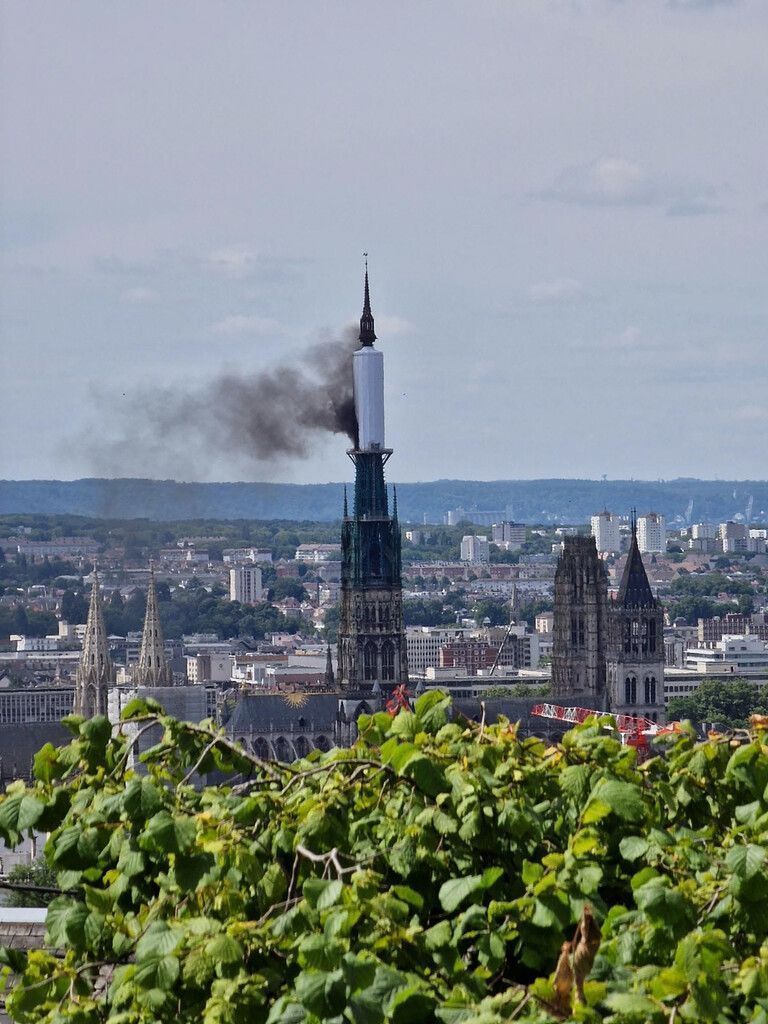 Brand in gotischer Kathedrale von Rouen ausgebrochen