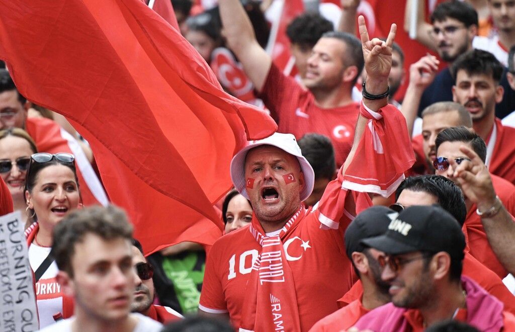 Wegen Wolfsgruß: Polizei stoppt türkischen Fanmarsch in Berlin
