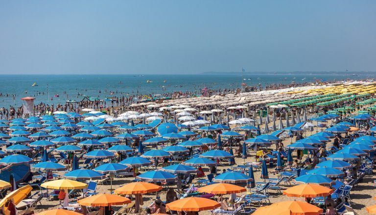 THEMENBILD - Badegäste, Sonnenschirme und Liegen am kilometerlangen Sandstrand. Lignano ist ein beliebter Badeort an der italienischen Adria-Küste, aufgenommen am 16. Juni 2019, Lignano Sabbiadoro, Italien // Swimmers, parasols and sunbeds on the kilometre-long sandy beach. Lignano is a popular seaside resort on the Italian Adriatic coast on 2019/06/16, Lignano Sabbiadoro, Italy. EXPA Pictures © 2019, PhotoCredit: EXPA/ Stefanie Oberhauser