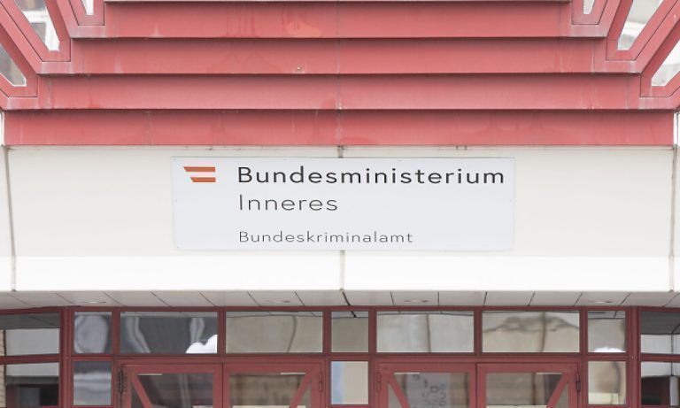 ++ THEMENBILD ++ Blick auf den Eingangsbereich des Bundeskriminalamts, aufgenommen am Dienstag, 12. Dezember 2023, anl. eines Pressegesprächs in Wien.