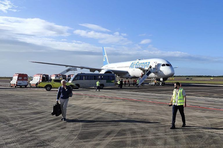 This UGC picture taken on July 1, 2024 and released as a courtesy by passenger Claudio Fernandez Arbes shows an Air Europa Boeing 787-9 Dreamliner sitting on the tarmac in Natal, in northeastern Brazil, on July 1, 2024, after making an emergency landing after encountering strong turbulence on its route from Madrid to Montevideo. At least seven people were injured Monday during the flight prompting an emergency landing in Brazil, the airline said. The plane, with 325 people on board, was diverted in the early morning hours to the airport of Natal in northeastern Brazil on its way to the Uruguayan capital, the Spanish company said. (Photo by Claudio FERNANDEZ ARBES / UGC / AFP) / RESTRICTED TO EDITORIAL USE – MANDATORY CREDIT « AFP PHOTO / UGC / Courtesy of passenger Claudio FERNANDEZ ARBES» - NO MARKETING NO ADVERTISING CAMPAIGNS – DISTRIBUTED AS A SERVICE TO CLIENTS
