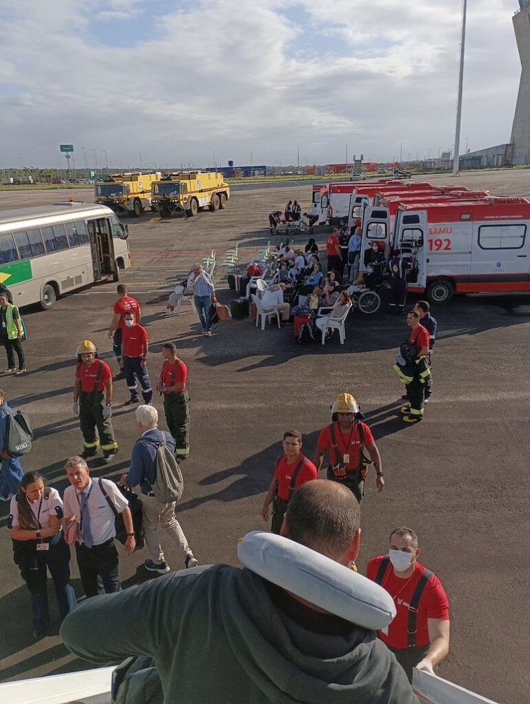 This UGC picture taken on July 1, 2024 and released as a courtesy by passenger Claudio Fernandez Arbes shows ambulances assisting passengers of an Air Europa Boeing 787-9 Dreamliner that made an emergency landing in Natal, in northern Brazil, on July 1, 2024, after hitting strong turbulence on its way from Madrid to Montevideo. At least seven people were injured Monday during the flight prompting an emergency landing in Brazil, the airline said. The plane, with 325 people on board, was diverted in the early morning hours to the airport of Natal in northeastern Brazil on its way to the Uruguayan capital, the Spanish company said. (Photo by Claudio FERNANDEZ ARBES / UGC / AFP) / RESTRICTED TO EDITORIAL USE – MANDATORY CREDIT « AFP PHOTO / Courtesy of Claudio FERNANDEZ ARBES» - NO MARKETING NO ADVERTISING CAMPAIGNS – DISTRIBUTED AS A SERVICE TO CLIENTS