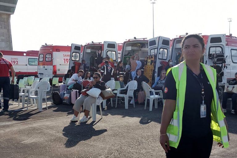 This UGC picture taken on July 1, 2024 and released as a courtesy by passenger Claudio Fernandez Arbes shows ambulances assisting passengers of an Air Europa Boeing 787-9 Dreamliner that made an emergency landing in Natal, in northern Brazil, on July 1, 2024, after hitting strong turbulence on its way from Madrid to Montevideo. At least seven people were injured Monday during the flight prompting an emergency landing in Brazil, the airline said. The plane, with 325 people on board, was diverted in the early morning hours to the airport of Natal in northeastern Brazil on its way to the Uruguayan capital, the Spanish company said. (Photo by Claudio FERNANDEZ ARBES / UGC / AFP) / RESTRICTED TO EDITORIAL USE – MANDATORY CREDIT « AFP PHOTO / Courtesy of Claudio FERNANDEZ ARBES» - NO MARKETING NO ADVERTISING CAMPAIGNS – DISTRIBUTED AS A SERVICE TO CLIENTS
