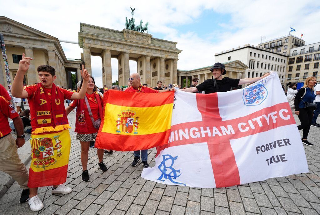 Mit diesen Aufstellungen starten Spanien und England in das Finale