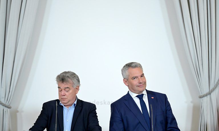 Vizekanzler Werner Kogler (Grüne) und Bundeskanzler Karl Nehammer (ÖVP) im Rahmen des Pressefoyers nach einer Sitzung des Ministerrates am Mittwoch, 5. Juni 2024, in Wien.