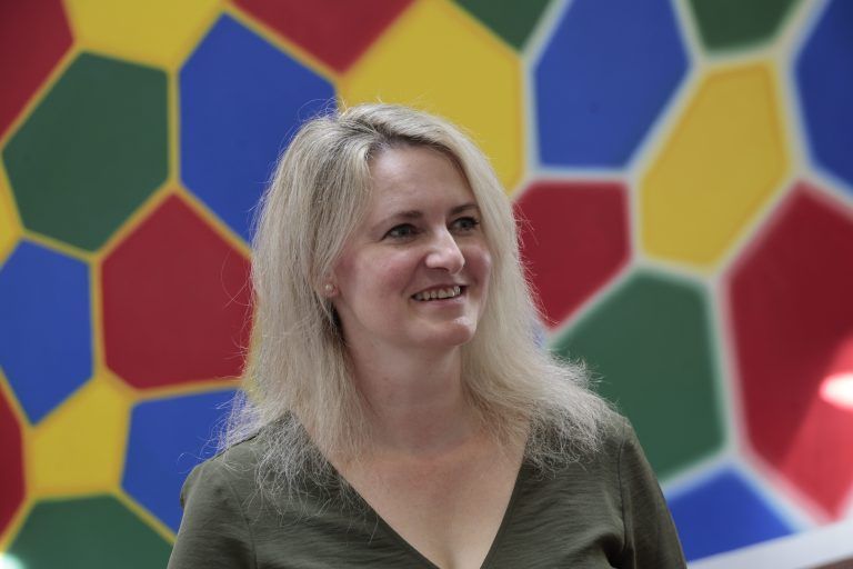 Direktorin Sabrina Bacher zeigt uns die Schule, die nur eine Klasse hat und zwei Lehrkräfte