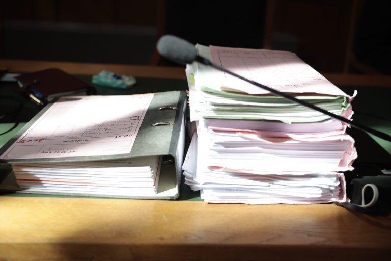 Zwei Männer, Jahrgang 1958 und 1957, sind angeklagt zwischen 2013 und 2020 als Organe in der Gemeinde Fußach überhöhte Dienstzulagen genehmigt und unberechtigte Spesen sowie Überstunden verrechnet zu haben Bitte Fotos von Angeklagten, Richterin Verena Wackerle