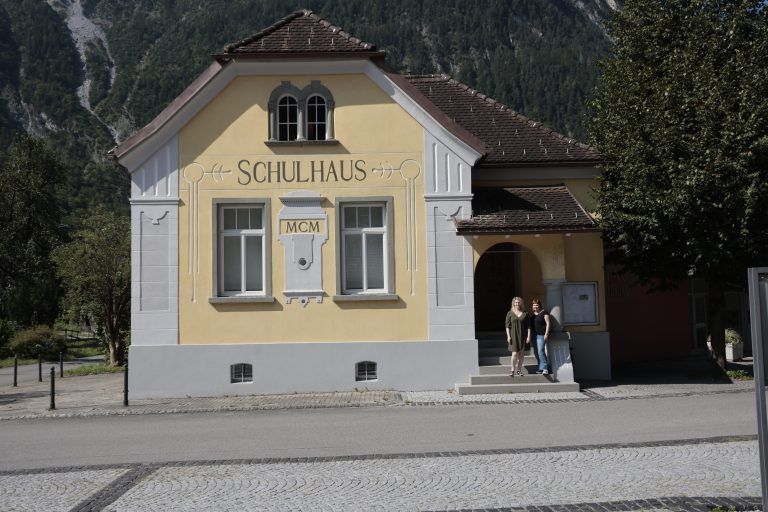Direktorin Sabrina Bacher zeigt uns die Schule, die nur eine Klasse hat und zwei Lehrkräfte