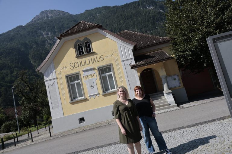 Direktorin Sabrina Bacher zeigt uns die Schule, die nur eine Klasse hat und zwei Lehrkräfte