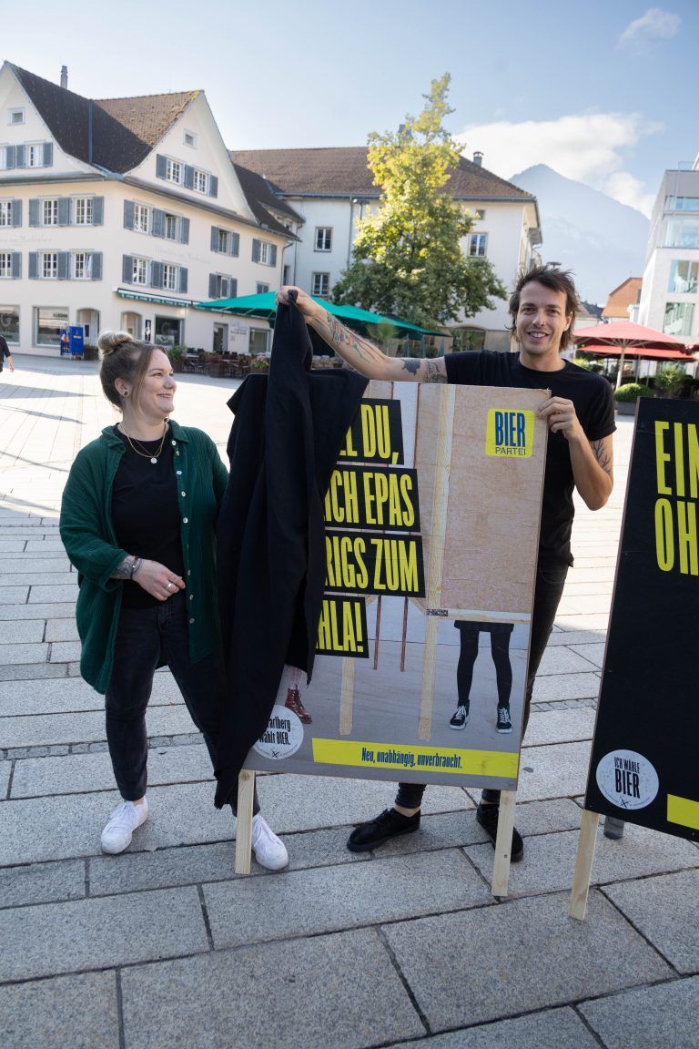 Beschreibung Dominik Wlazny enthüllt das Plakat der Bierpartei für Vorarlberg