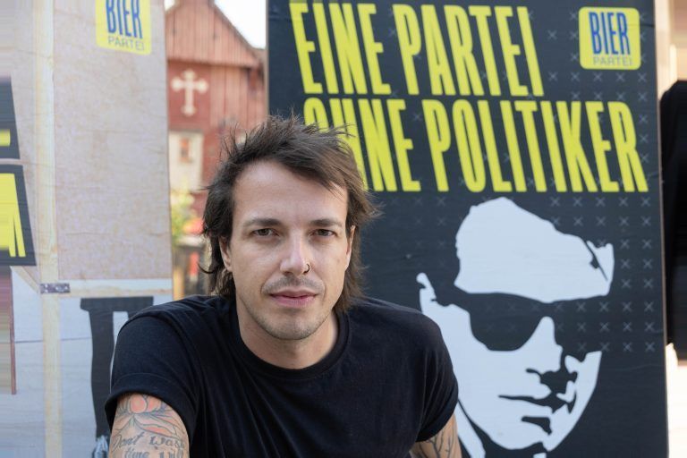 Beschreibung Dominik Wlazny enthüllt das Plakat der Bierpartei für Vorarlberg