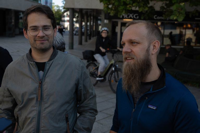 Beschreibung Dominik Wlazny enthüllt das Plakat der Bierpartei für Vorarlberg
