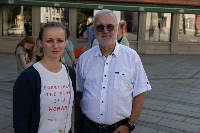 Beschreibung Dominik Wlazny enthüllt das Plakat der Bierpartei für Vorarlberg