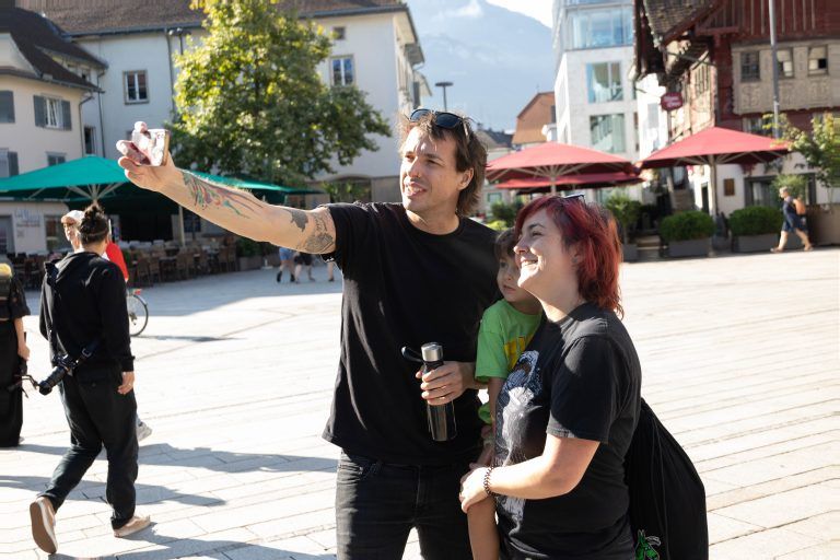 Beschreibung Dominik Wlazny enthüllt das Plakat der Bierpartei für Vorarlberg