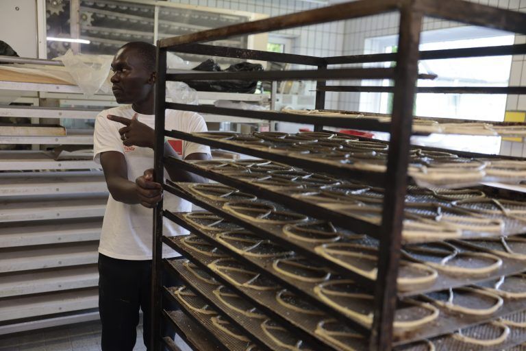 nton ist Ende Juli aus Afrika nach Klösterle gekommen, um dort in Albrechts Brotwerkstatt backen zu lernen. Er ist bis Mitte September hier