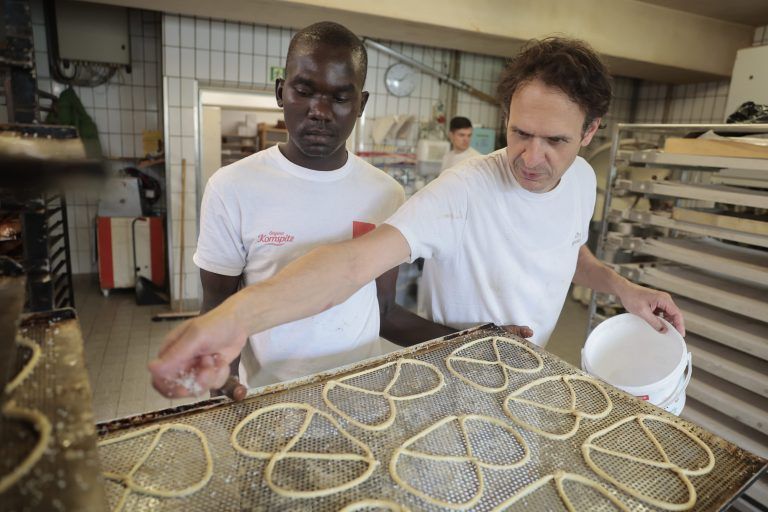 nton ist Ende Juli aus Afrika nach Klösterle gekommen, um dort in Albrechts Brotwerkstatt backen zu lernen. Er ist bis Mitte September hier