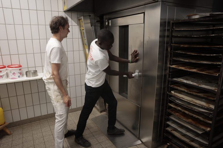 nton ist Ende Juli aus Afrika nach Klösterle gekommen, um dort in Albrechts Brotwerkstatt backen zu lernen. Er ist bis Mitte September hier