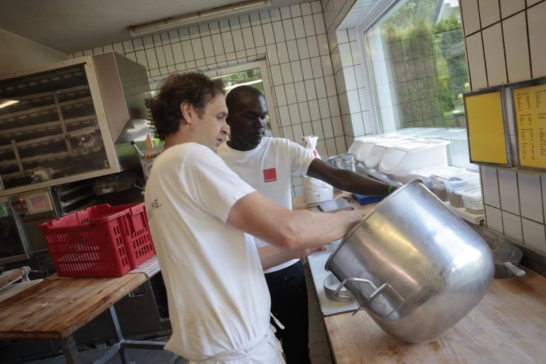 nton ist Ende Juli aus Afrika nach Klösterle gekommen, um dort in Albrechts Brotwerkstatt backen zu lernen. Er ist bis Mitte September hier