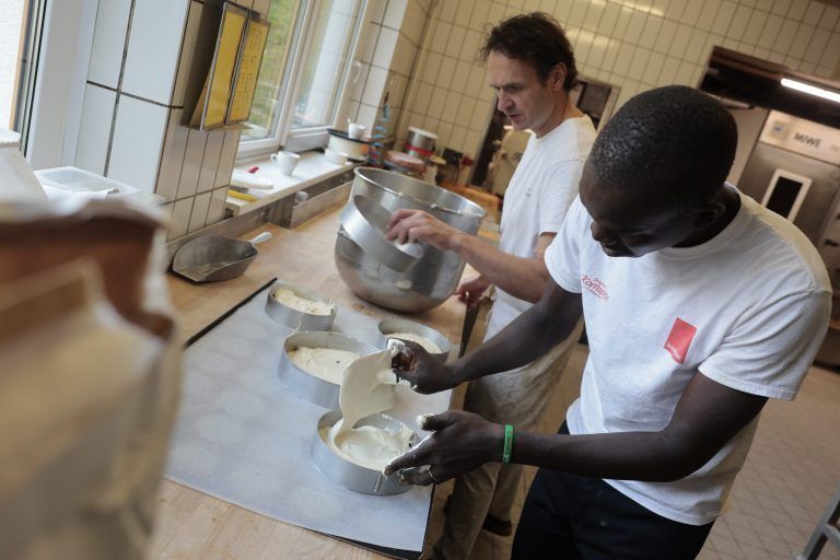 nton ist Ende Juli aus Afrika nach Klösterle gekommen, um dort in Albrechts Brotwerkstatt backen zu lernen. Er ist bis Mitte September hier