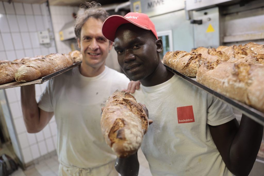 Von der Kriegsflucht zur Backkunst: Afrikaner lernt das Handwerk