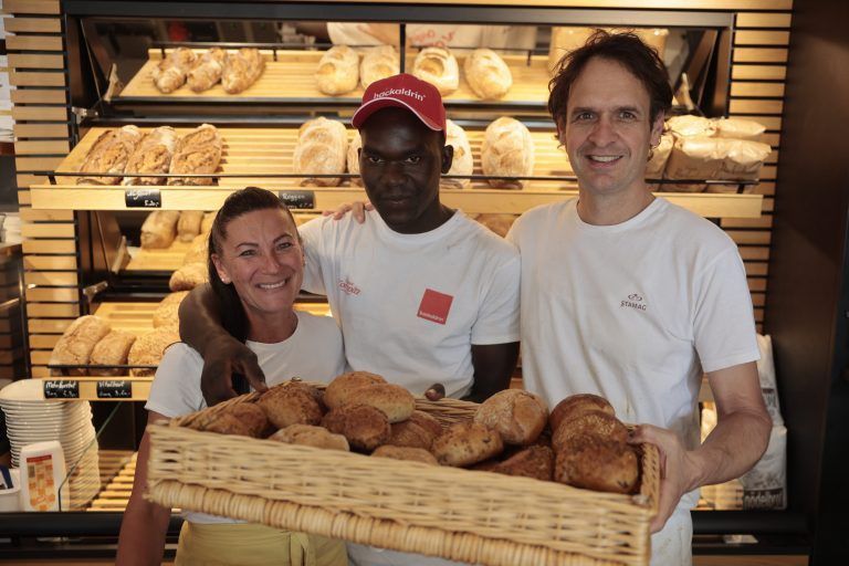 nton ist Ende Juli aus Afrika nach Klösterle gekommen, um dort in Albrechts Brotwerkstatt backen zu lernen. Er ist bis Mitte September hier