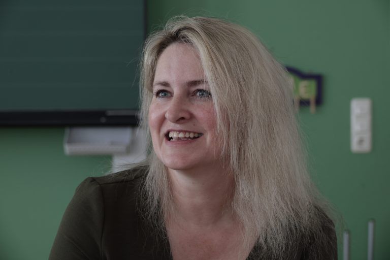 Direktorin Sabrina Bacher zeigt uns die Schule, die nur eine Klasse hat und zwei Lehrkräfte