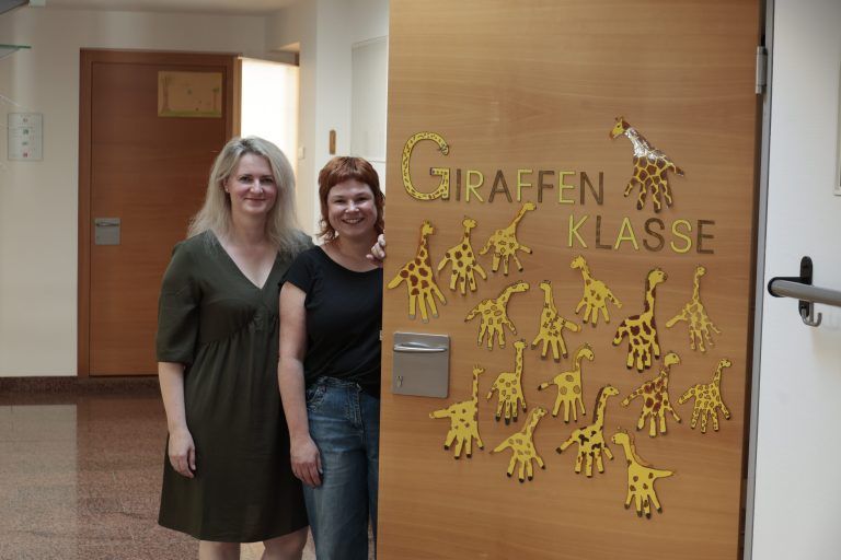 Direktorin Sabrina Bacher zeigt uns die Schule, die nur eine Klasse hat und zwei Lehrkräfte