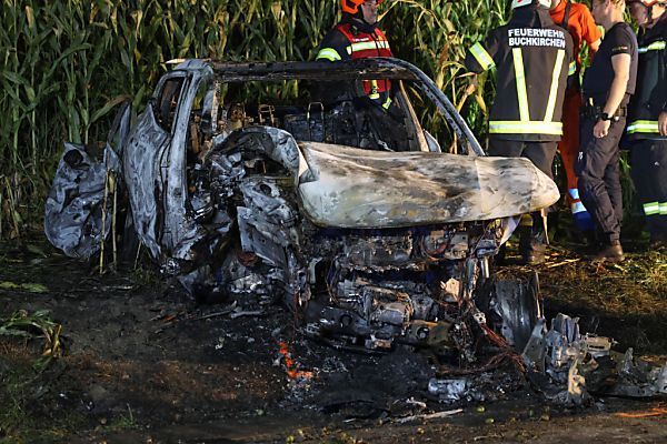 Zwei Teenager nach Unfall in Pkw verbrannt