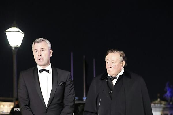 Keine Schwarze Fahne für Lugner &#8211; Hofer kritisiert Oper