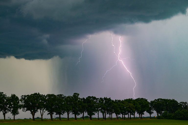 ABD0001_20240723 – SIEVERSDORF – DEUTSCHLAND: ARCHIV – 02.06.2024, Brandenburg, Sieversdorf: Ein Blitz leuchtet am spten Abend ber der Landschaft. (zu dpa: ÇSchauer, krftige Gewitter und vereinzelt Unwetter erwartetÈ) Foto: Patrick Pleul/dpa +++ dpa-Bildfunk +++. – FOTO: APA/dpa/Patrick Pleul