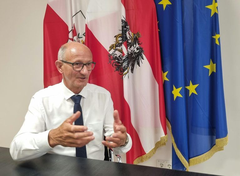 ABD0001_20240815 – INNSBRUCK – STERREICH: Tirols Landeshauptmann Anton Mattle (VP) am Montag, 12. August 2024, anl. eines APA-Interviews in Innsbruck. – FOTO: APA/WOLFGANG EDER