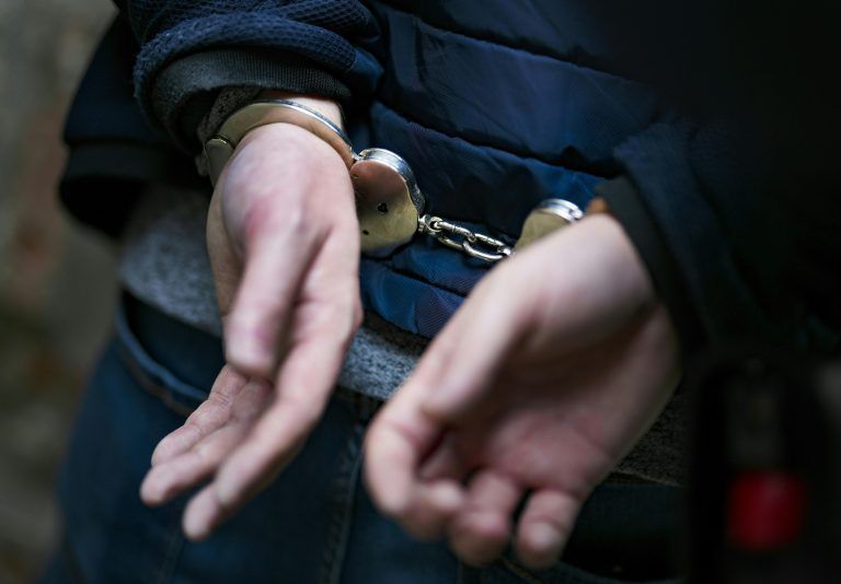 ABD0005_20231026 – WIEN – STERREICH: ++ THEMENBILD ++ Handschellen (Handfesseln) der Polizei, aufgenommen am Freitag, 20. Oktober 2023 in Wien. (Gestellte Szene). – FOTO: APA/EVA MANHART
