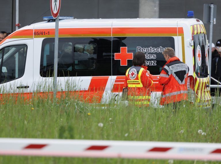ABD0012_20230511 – SINDELFINGEN – DEUTSCHLAND: 11.05.2023, Baden-Wrttemberg, Sindelfingen: Eim Krankenwagen steht an einem Werk von Mercedes-Benz. Auf einem Werksgelnde war am Morgen ein Mensch gettet und ein Mensch schwer verletzt worden. Wie eine Sprecherin der Polizei weiter mitteilte, bestand aber keine Gefahr fr die Bevlkerung. Foto: Julian Rettig/dpa +++ dpa-Bildfunk +++. – FOTO: APA/dpa/Julian Rettig […]