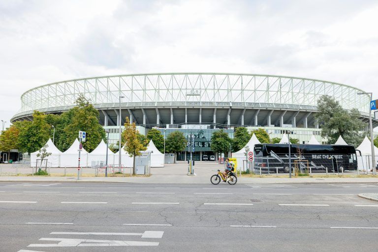 ABD0013_20240808 – WIEN – STERREICH: ZU APA0078 VOM 8.8.2024 – Blick auf das Ernst-Happel Stadion, aufgenommen am Donnerstag, 8. August 2024 in Wien. Nach der Festnahme zweier Terrorverdchtiger, die mglicherweise einen Anschlag auf die bevorstehenden Taylor Swift-Konzerte in Wien geplant haben, hat der Veranstalter Mittwochabend die Konzerte in der Bundeshauptstadt abgesagt. – FOTO: APA/FLORIAN WIESER