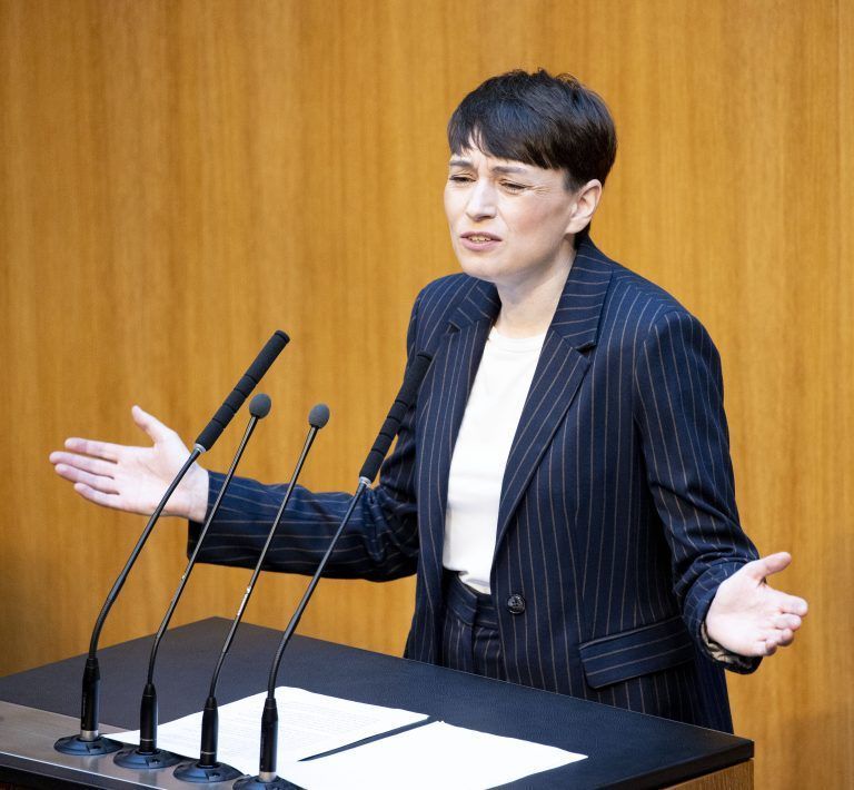 ABD0028_20240703 – WIEN –
STERREICH: Klubobfrau Sigrid Maurer (GRNE) am Mittwoch, 03. Juli 2024 anl. einer Sitzung des Nationalrats im Parlament in Wien. – FOTO: APA/TOBIAS STEINMAURER