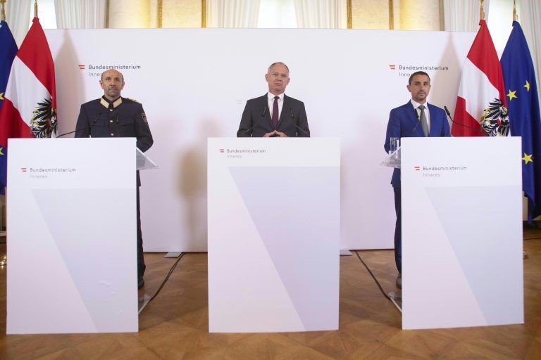 ABD0031_20240808 – WIEN – STERREICH: ZU APA0166 VOM 8.8.2024 – (v.l.) Generaldirektor fr die ffentliche Sicherheit, Franz Ruf, Innenminister Gerhard Karner (VP) und DSN-Direktor Omar Haijawi-Pirchner, im Rahmen einer Pressekonferenz ber aktuelle Erkenntnisse zu laufenden polizeilichen Ermittlungen, aufgenommen am Donnerstag, 8. August 2024 im Innenministerium in Wien. – FOTO: APA/ALEX HALADA