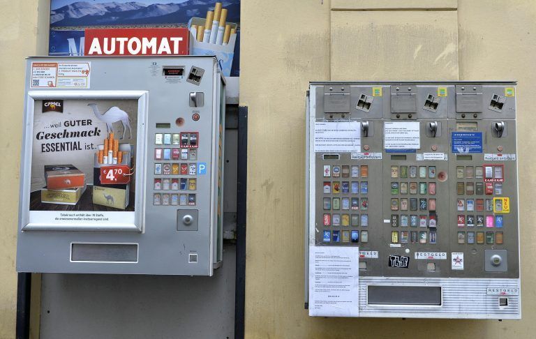 ABD0033_20170113 – WIEN –
STERREICH: Zwei Zigarettenautomaten aufgenommen am Freitag, 13. Jnner 2017, in Wien. In
sterreich droht den Zigarettenautomaten mglicherweise das Aus. Auf den Automaten fehlen nmlich die Schockbilder und Warnhinweise gegen das Rauchen. – FOTO: APA/HERBERT NEUBAUER